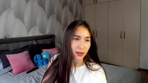 Snapshot of shy_bambiii chatting on October 28, 2:39 am Mika online show from October 28, 2:39 am