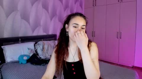 Snapshot of shy_bambiii chatting on December 23, 3:29 am Mika online show from December 23, 3:29 am