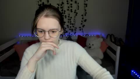 shy_elina01 online show from November 3, 10:52 am