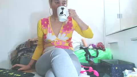 Snapshot of shyhotsquirt chatting on February 9, 2:06 am Shyhotsquirt online show from February 9, 2:06 am