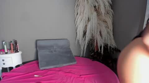 Snapshot of sienna_glow chatting on October 15, 1:25 pm sienna_glow online show from October 15, 1:25 pm