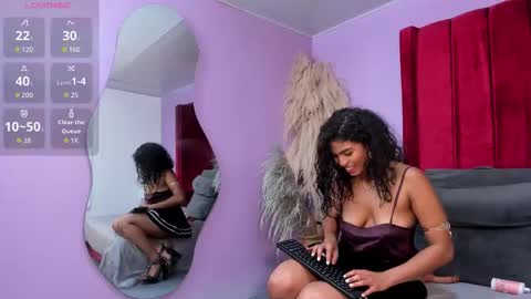 Snapshot of sienna_glow chatting on October 23, 1:50 pm sienna_glow online show from October 23, 1:50 pm