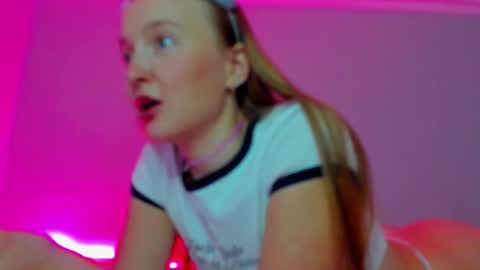 Snapshot of silky_huzelnut chatting on September 16, 8:33 am Mila online show from September 16, 8:33 am