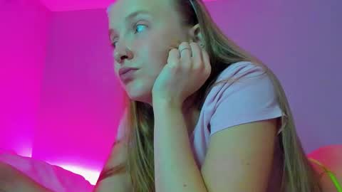 Snapshot of silky_huzelnut chatting on September 12, 7:54 pm Mila online show from September 12, 7:54 pm