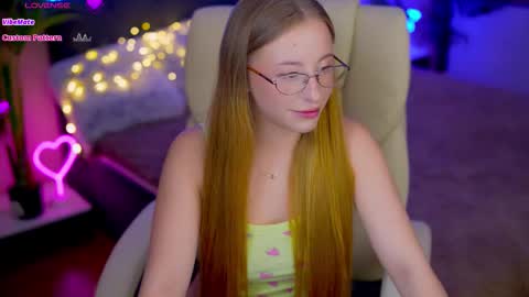 Snapshot of silverrmoon chatting on October 20, 7:39 pm Kristina Kris online show from October 20, 7:39 pm