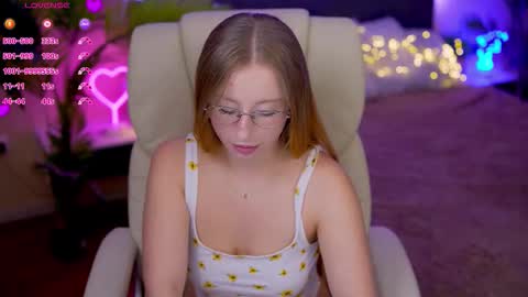 Snapshot of silverrmoon chatting on October 7, 8:46 pm Kristina Kris online show from October 7, 8:46 pm