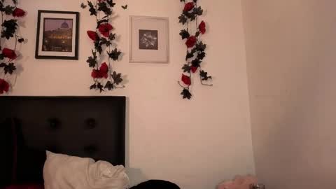 Simone Phill  online show from October 28, 8:35 pm