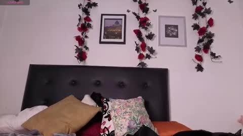 Simone Phill  online show from November 5, 7:30 pm