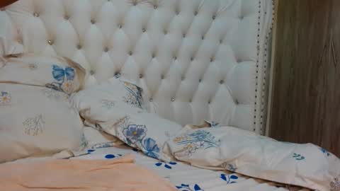 Snapshot of simply_eve1 chatting on October 18, 3:31 am simply_eve1 online show from October 18, 3:31 am