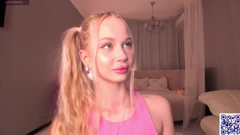 Snapshot of sincere_shyness chatting on October 31, 2:43 pm Naomi online show from October 31, 2:43 pm