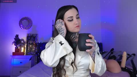 Ms. Sindel online show from December 3, 1:32 pm
