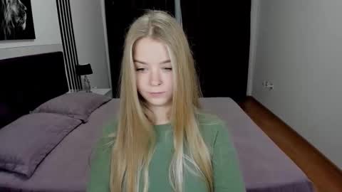 SirenaBloom online show from October 13, 6:05 am