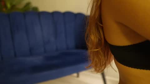 Dee online show from November 16, 8:42 pm