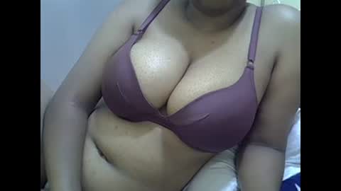 Snapshot of sisibrown97 chatting on February 5, 9:15 am brown online show from February 5, 9:15 am