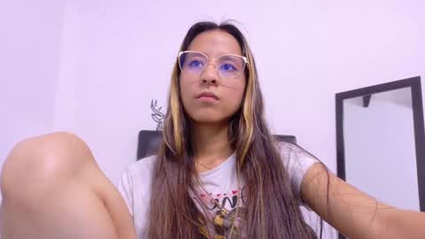skinny_hottie18 online show from January 3, 1:36 pm