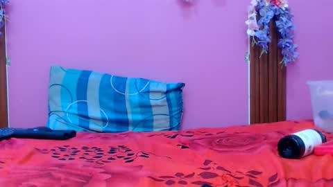 Snapshot of skinnysofia18 chatting on October 31, 1:37 pm sofia online show from October 31, 1:37 pm