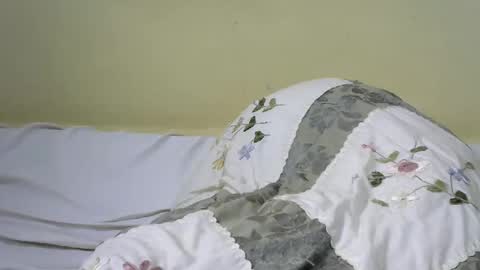 Snapshot of skylar2544 chatting on October 31, 12:20 pm skylar2544 online show from October 31, 12:20 pm