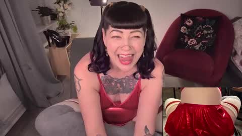 Snapshot of skylar_bird chatting on December 19, 1:18 am skylar bird online show from December 19, 1:18 am