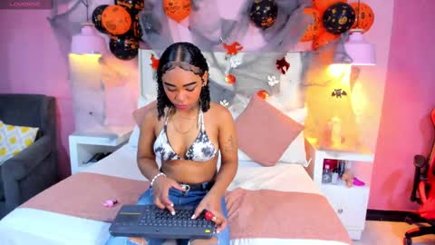 Snapshot of skylerbloom chatting on October 29, 3:55 am skylerbloom online show from October 29, 3:55 am