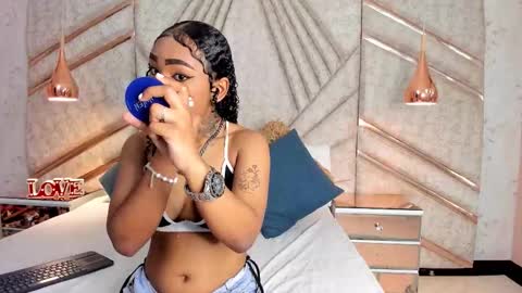 Snapshot of skylerbloom chatting on October 15, 3:20 am skylerbloom online show from October 15, 3:20 am