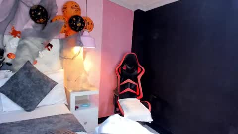 Snapshot of skylerbloom chatting on November 1, 3:43 am skylerbloom online show from November 1, 3:43 am