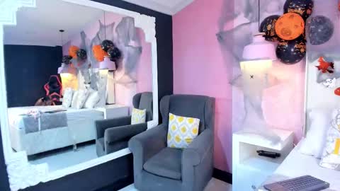 Snapshot of skylerbloom chatting on October 31, 3:30 am skylerbloom online show from October 31, 3:30 am