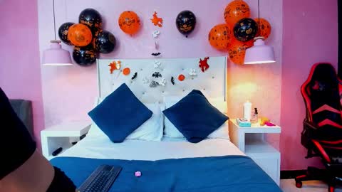 Snapshot of skylerbloom chatting on October 22, 3:11 am skylerbloom online show from October 22, 3:11 am