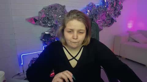 Snapshot of sladadeew chatting on December 19, 9:29 am Slada Deew online show from December 19, 9:29 am
