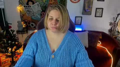 Snapshot of sladadeew chatting on December 15, 9:35 am Slada Deew online show from December 15, 9:35 am