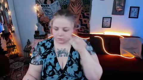 Snapshot of sladadeew chatting on September 9, 5:18 am Slada Deew online show from September 9, 5:18 am