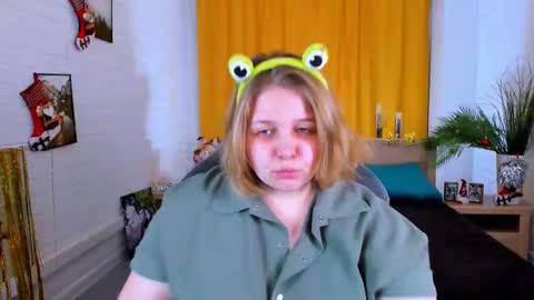 Snapshot of sladadeew chatting on December 27, 9:17 am Slada Deew online show from December 27, 9:17 am