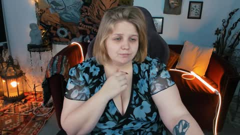 Snapshot of sladadeew chatting on January 12, 1:05 pm Slada Deew online show from January 12, 1:05 pm