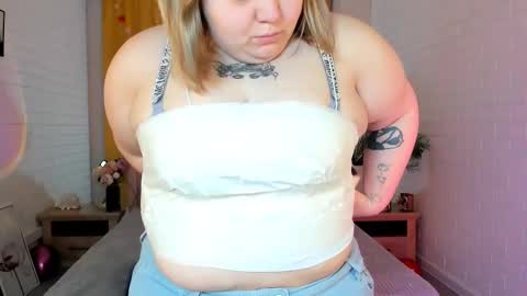 Snapshot of sladadeew chatting on February 25, 9:09 am Slada Deew online show from February 25, 9:09 am