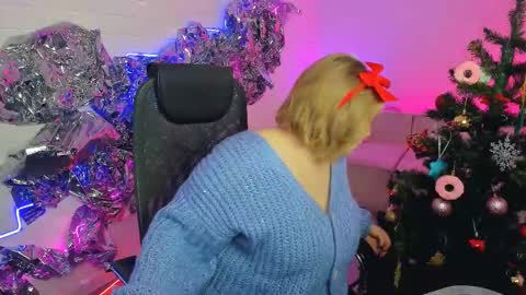 Snapshot of sladadeew chatting on December 16, 9:03 am Slada Deew online show from December 16, 9:03 am