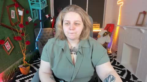 Snapshot of sladadeew chatting on February 10, 9:04 am Slada Deew online show from February 10, 9:04 am