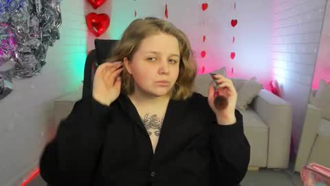 Snapshot of sladadeew chatting on February 19, 9:06 am Slada Deew online show from February 19, 9:06 am