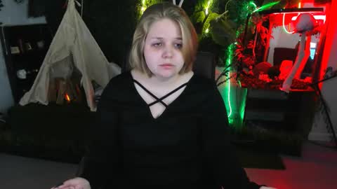 Snapshot of sladadeew chatting on December 7, 9:17 am Slada Deew online show from December 7, 9:17 am