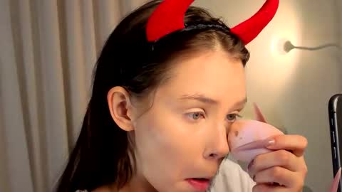 Lily online show from November 28, 1:36 pm