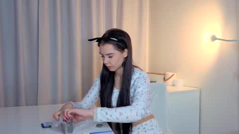 Lily online show from December 18, 1:27 pm