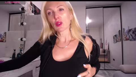 Snapshot of so_sexy_monna chatting on October 21, 1:59 pm Monna online show from October 21, 1:59 pm