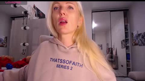 Snapshot of so_sexy_monna chatting on November 1, 6:23 pm Monna online show from November 1, 6:23 pm