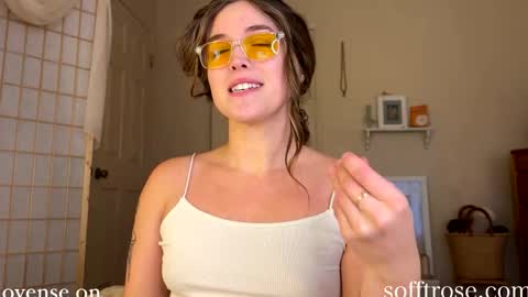 Snapshot of sofftrose chatting on January 5, 12:09 am Julia online show from January 5, 12:09 am