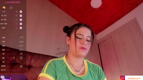 Snapshot of sofi_blossom chatting on March 8, 8:46 pm Sofi Blossom online show from March 8, 8:46 pm