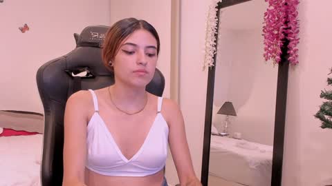 Sofia  Help me reach 5K followers  online show from December 11, 8:07 pm