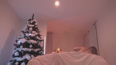 Snapshot of soficb chatting on December 17, 9:27 pm Sofi online show from December 17, 9:27 pm
