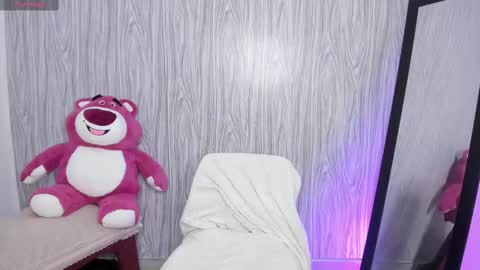 Snapshot of sofiii_03 chatting on October 18, 1:19 am SOFIA online show from October 18, 1:19 am