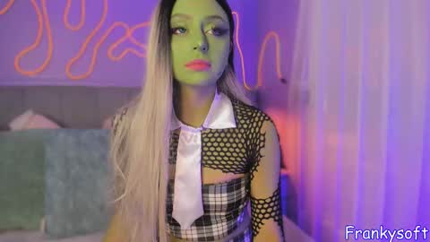 Snapshot of sofly_s chatting on October 31, 12:31 pm Sofi online show from October 31, 12:31 pm