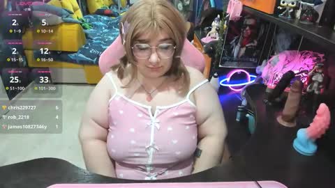 Snapshot of softie_sofy chatting on October 17, 7:33 am Sofie online show from October 17, 7:33 am