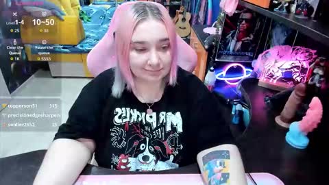 Snapshot of softie_sofy chatting on October 18, 8:17 am Sofie online show from October 18, 8:17 am