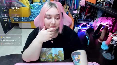 Snapshot of softie_sofy chatting on October 20, 8:28 am Sofie online show from October 20, 8:28 am